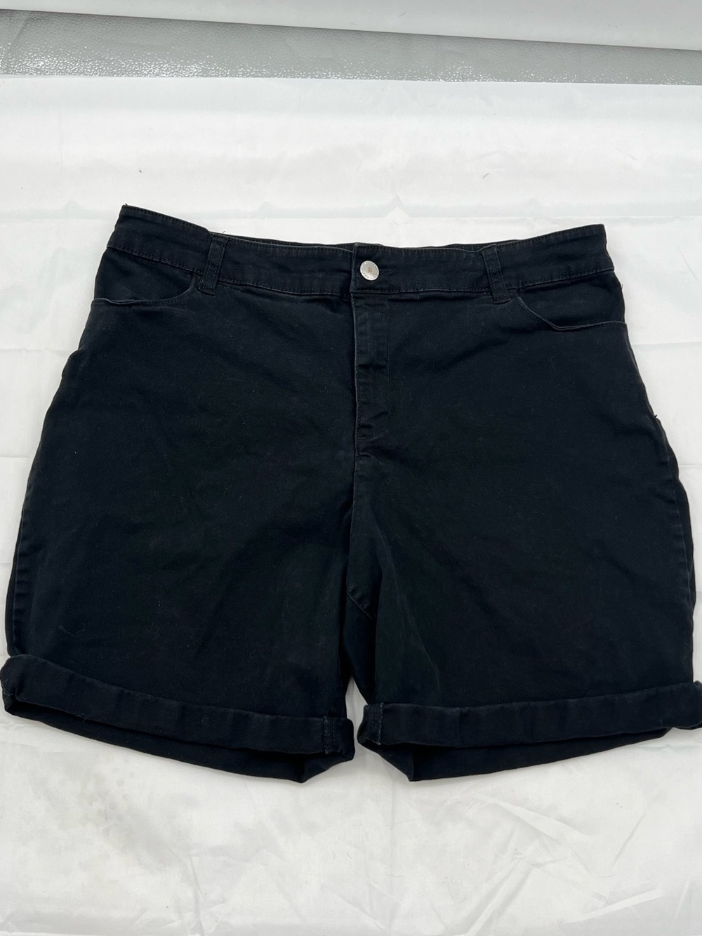 J035 Calvin Klein Black Flat-Front Casual Shorts